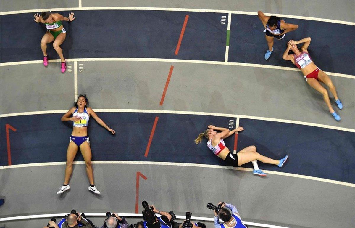 Katarina Johnson-Thompson reacciona después de ganar la final femenina de 800 m de pentatlón en el Campeonato de Europa de Atletismo.