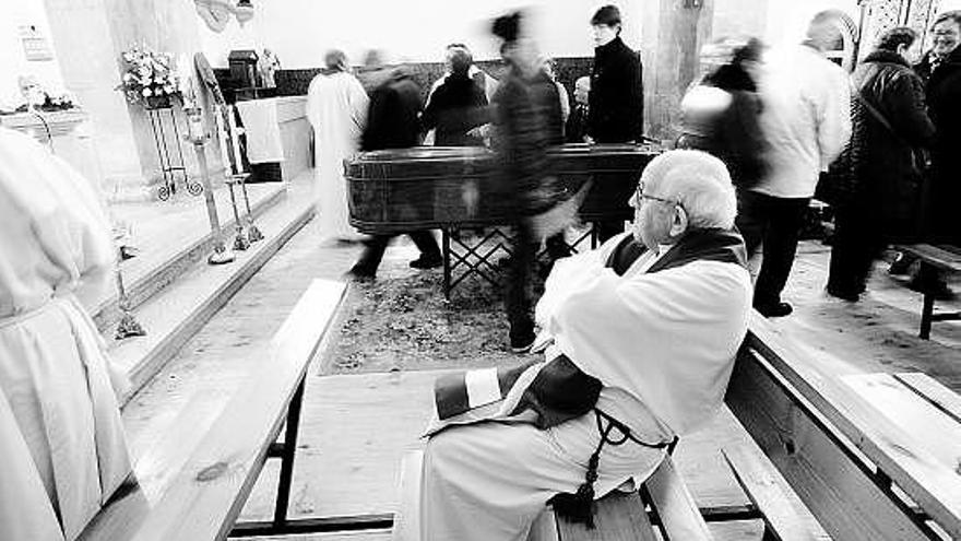 En primer término, el sacerdote Ángel Garralda, en el funeral del también cura Luis Villaverde García.