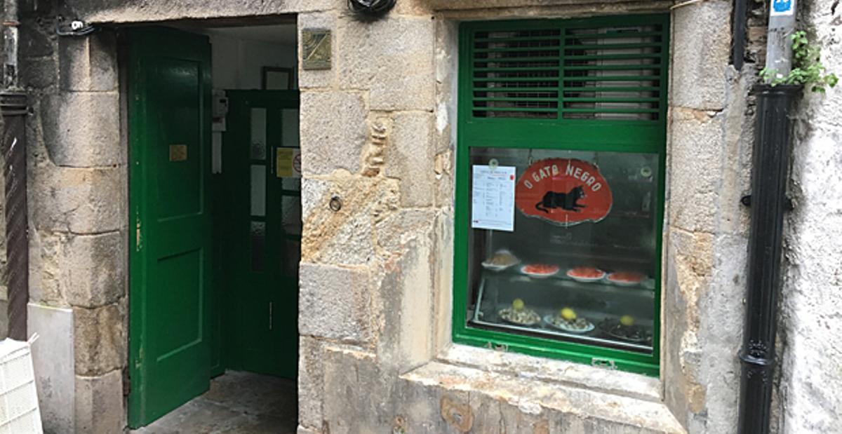 Exterior de la taberna O Gato Negro