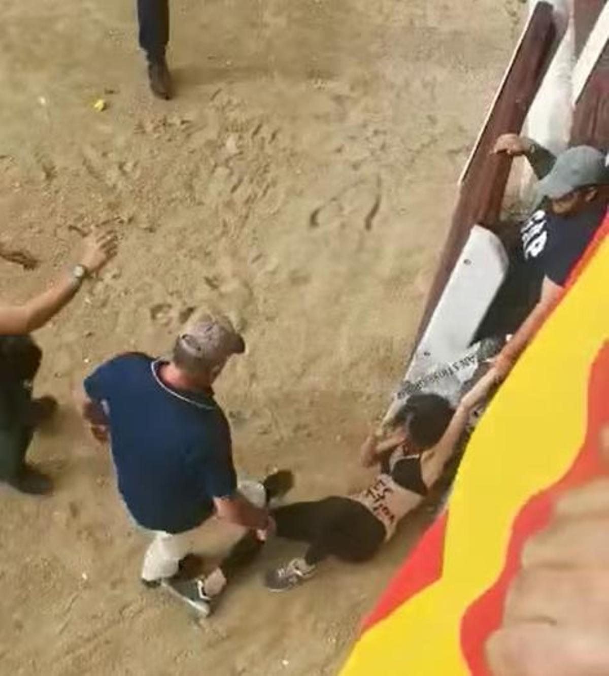 Vídeo | Dos activistes antitaurins, agredits en una plaça de toros de Madrid durant una protesta