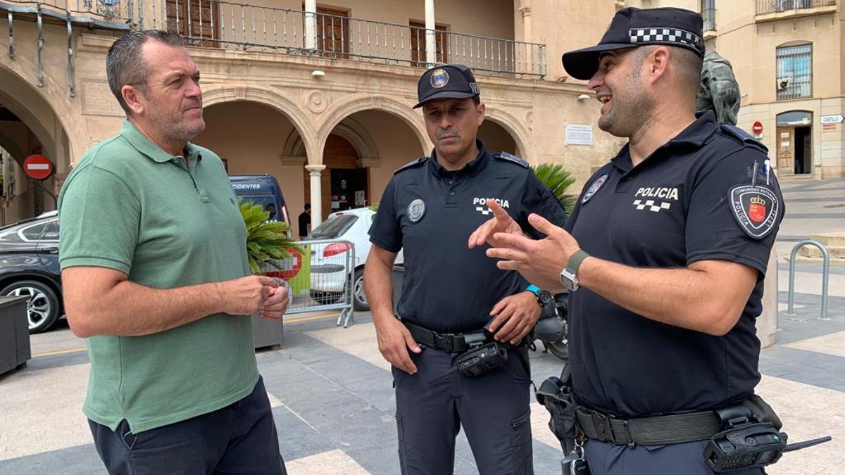 Juan Miguel Bayonas, concejal de Seguridad Ciudadana del Ayuntamiento de Lorca, junto a miembros de la Policía Local este miércoles.