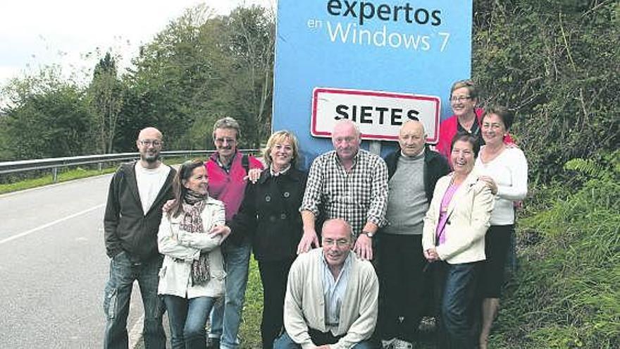 Vecinos de Sietes junto al cartel de entrada al pueblo.