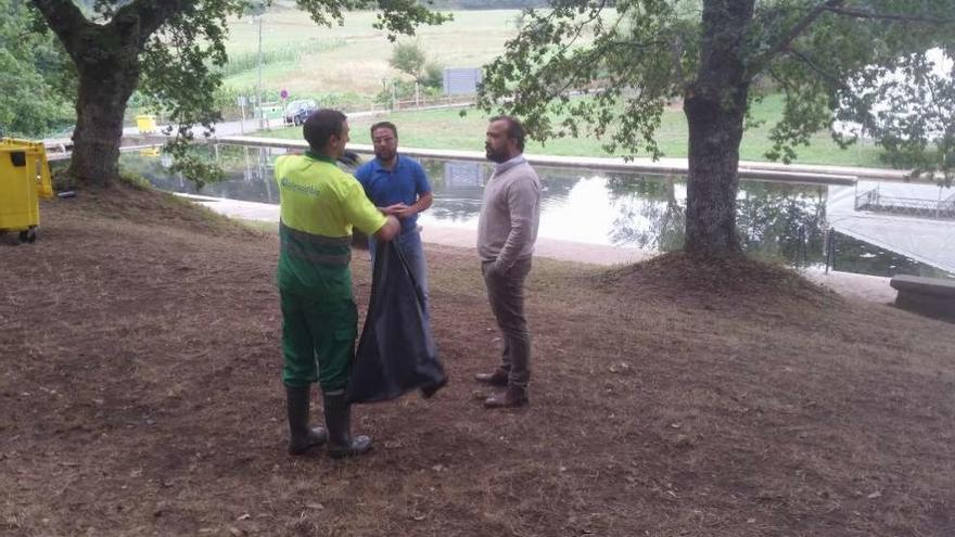 El alcalde Rafael Cuiña y el edil de Rural Miguel Medela supervisaron ayer las tareas de limpieza de Pozo do Boi por parte de operarios municipales del Concello de Lalín, que finalizaron en torno a las 14.00 horas.