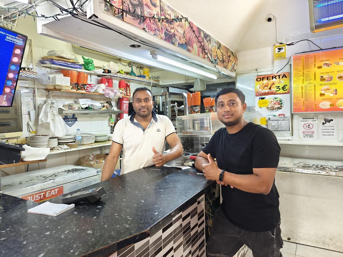 Rahaman y Antonio Miguel, trabajadores del kebab que visitó el Rayo.