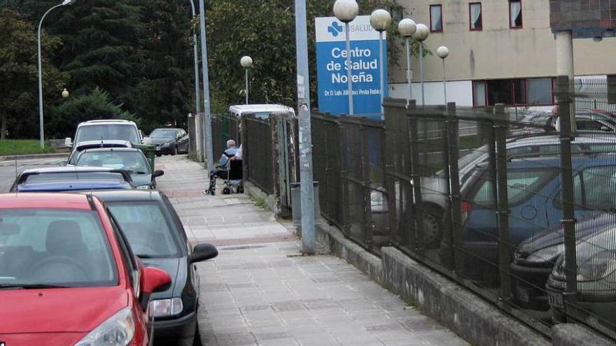 Aparcamiento del centro de salud de Noreña, ayer.