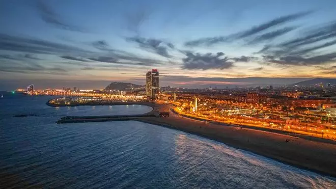 Una joven extranjera se sorprende de la fiesta por Barcelona: "Ahora tengo que ir a trabajar y no sé cómo hacerlo"