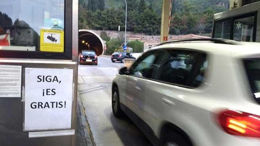 Los coches pasan de forma gratuita por el túnel de Sóller.