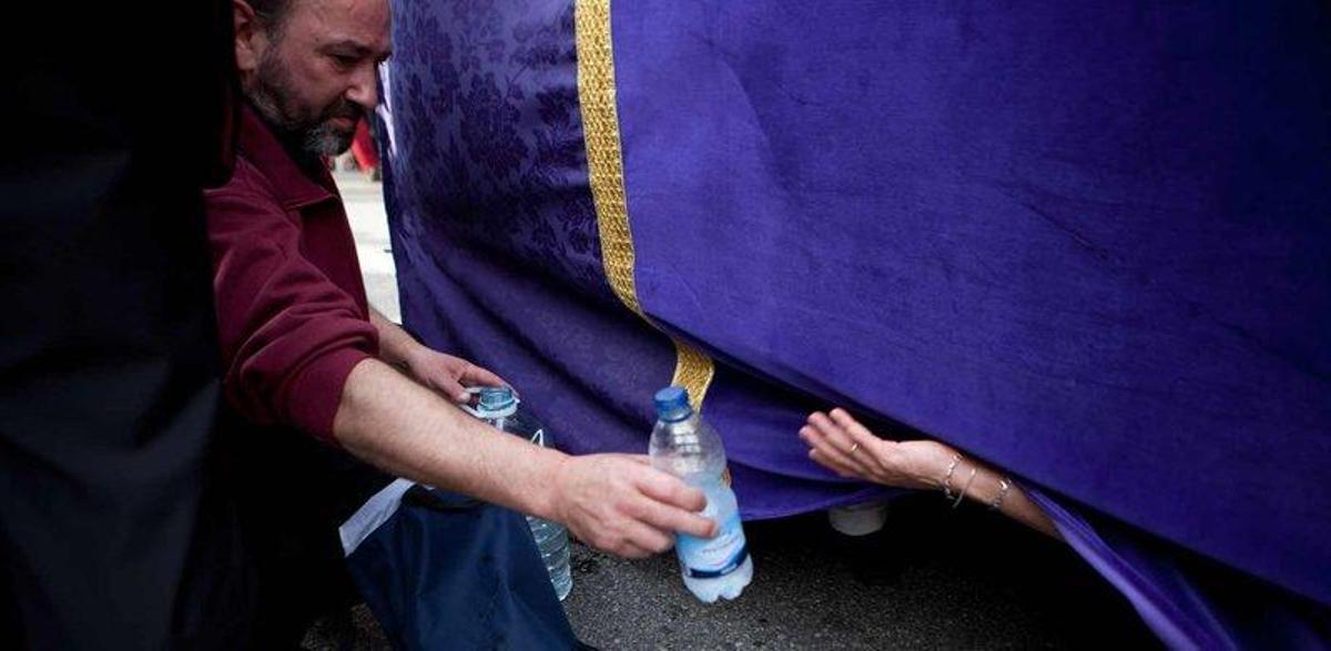 Costaleros preparándose para coger el paso. | fernando rodríguez