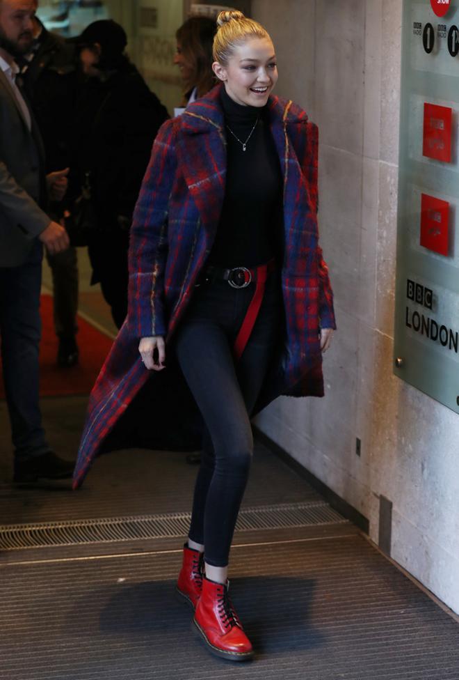 Gigi Hadid con botas y abrigo en Londres