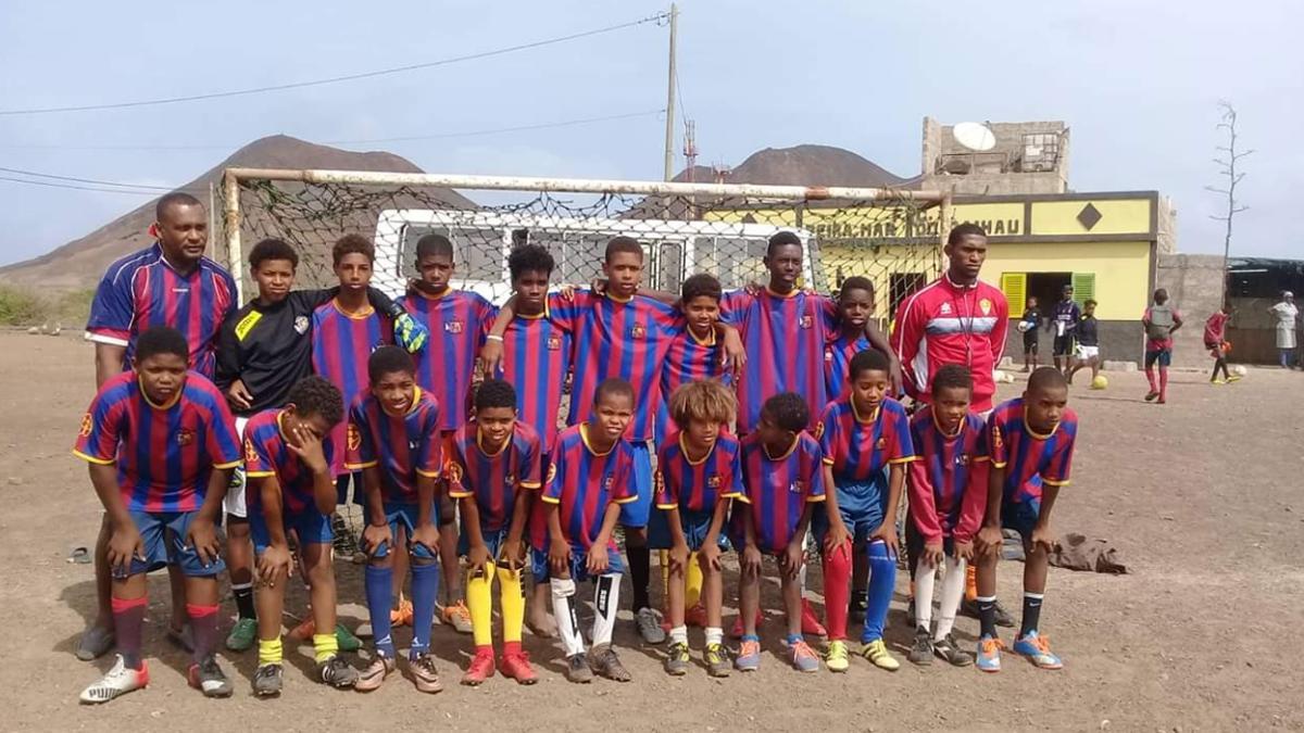 Las equipaciones blaugranas de futbol solidarias, ya en la Isla de Sao Vicente