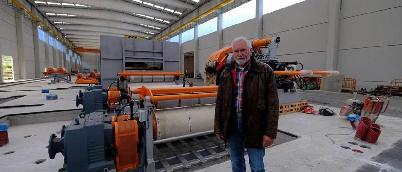 Macario Fernández, en la nueva nave de Asturiana de Laminados.