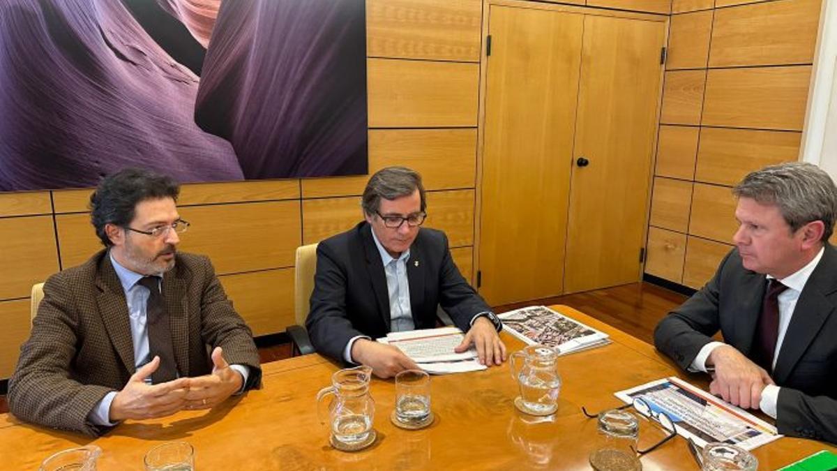 El alcalde de Martorell, Xavier Fonollosa, junto al diputado de Junts Isidre Gavín y el secretario de Estado de Transportes, José Antonio Santano