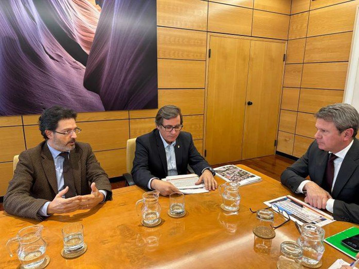 El alcalde de Martorell, Xavier Fonollosa, junto al diputado de Junts Isidre Gavín y el secretario de Estado de Transportes, José Antonio Santano