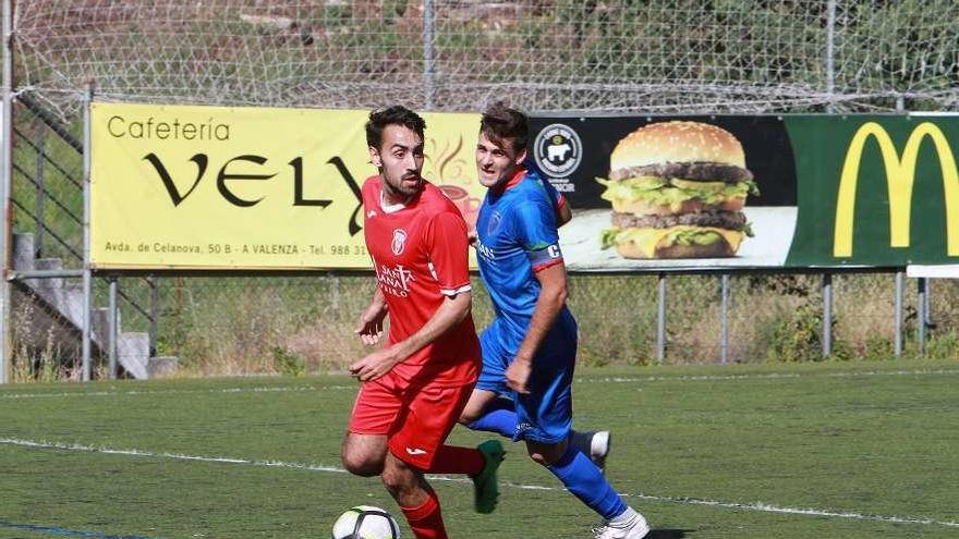 Un defensor del Barbadás marca estrechamente a un delantero del Viveiro. // Iñaki Osorio