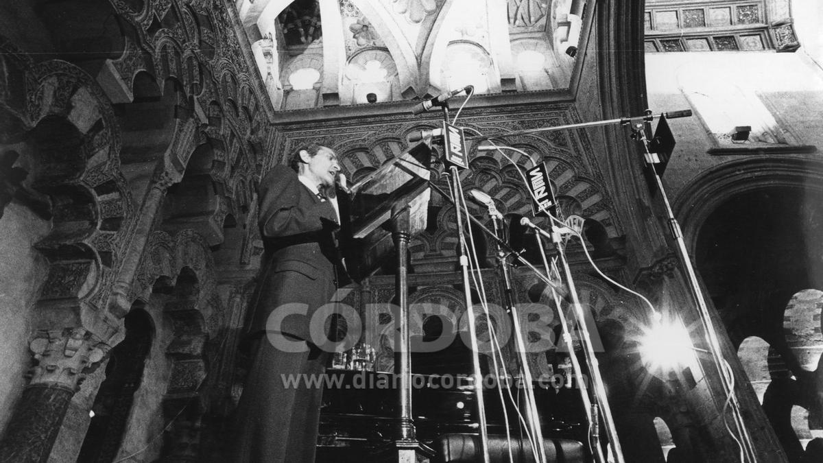 Antonio Gala pronuncia un discurso en la Mezquita-Catedral (1978).