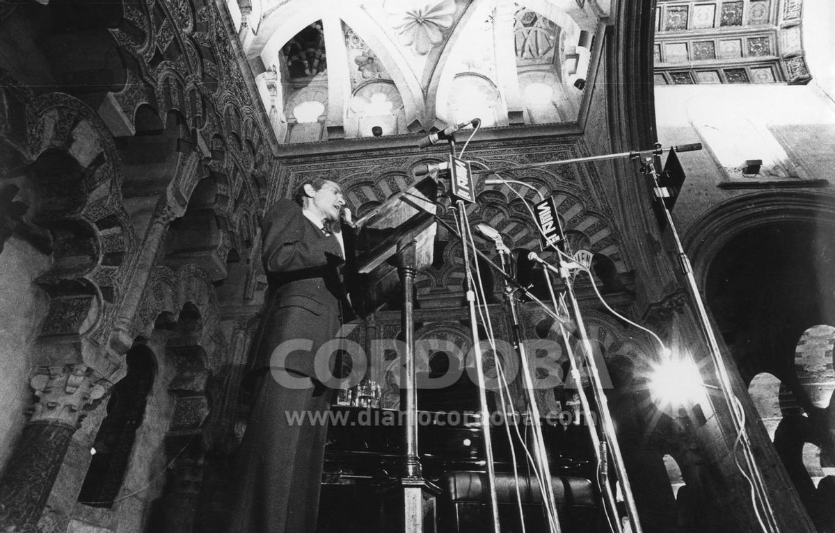 Antonio Gala pronuncia un discurso en la Mezquita-Catedral (1978).