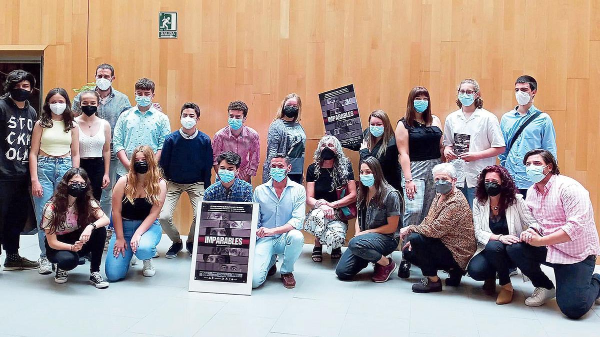 Los protagonistas del documental, junto a los alumnos que participan en la cinta dirigida por David Navas.