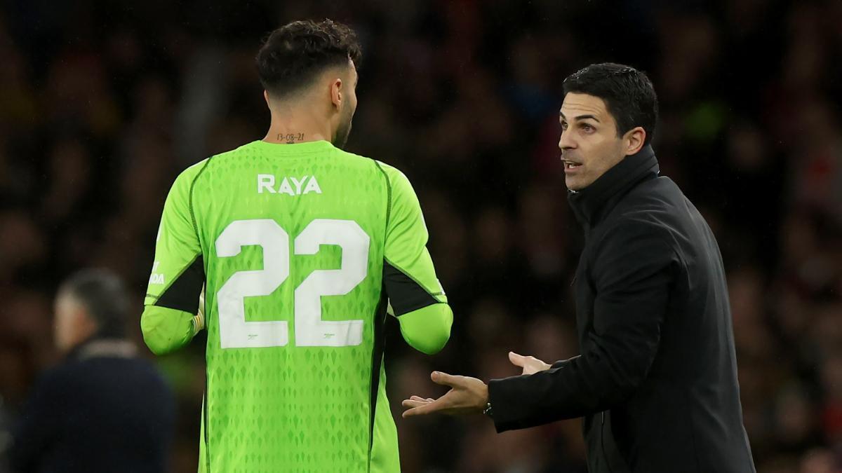 David Raya, junto a Mikel Arteta durante el partido ante el Porto