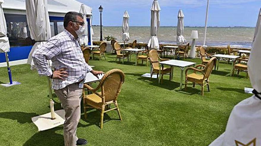 Terraza junto al mar en Los Alcázares, lista para recibir clientes.