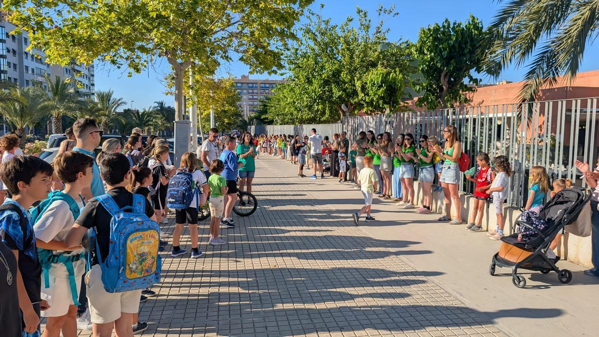 La cadena humana cubrió prácticamente todo el vallado del centro escolar
