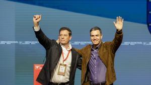 El presidente del Gobierno, Pedro Sánchez, y el candidato del PSdeG, José Ramón Gómez Besteiro, en la clausura de la convención política del PSOE.