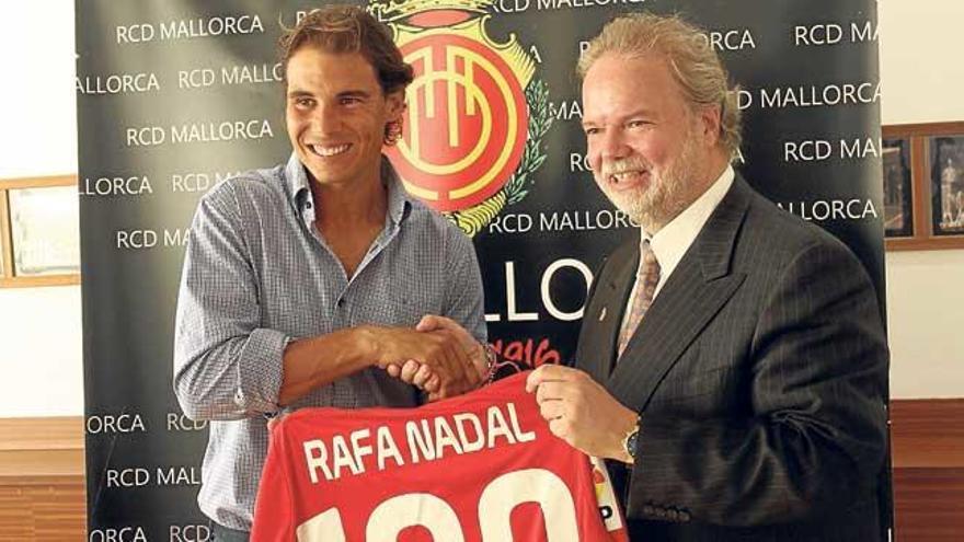 Claassen entrega una camiseta a Nadal