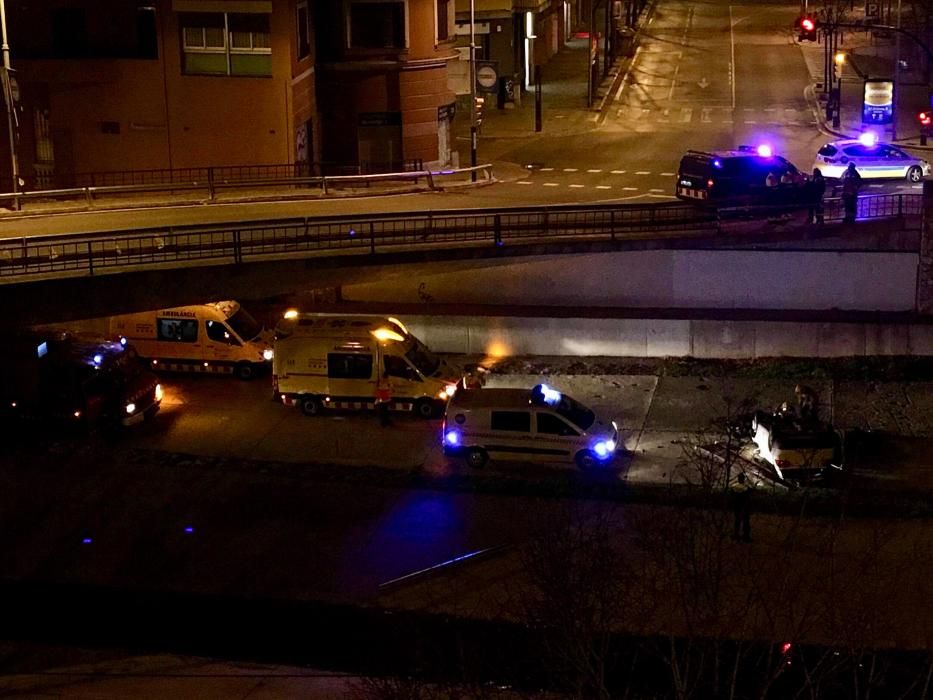 Un conductor begut s'estimba pel pont de l'Areny de Girona