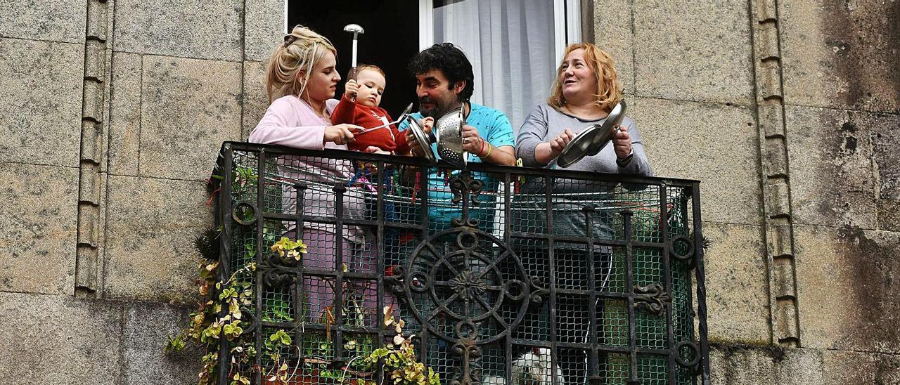 Una familia participa en la cacerolada contra los desahucios celebrada durante el confinamiento