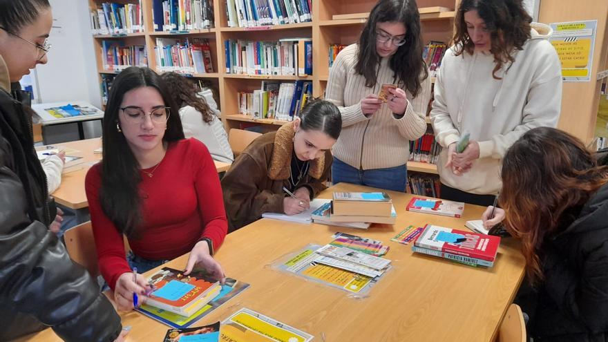 Las dedicatorias literarias del Instituto teense de Cacheiras viajan hasta la cárcel de Teixeiro