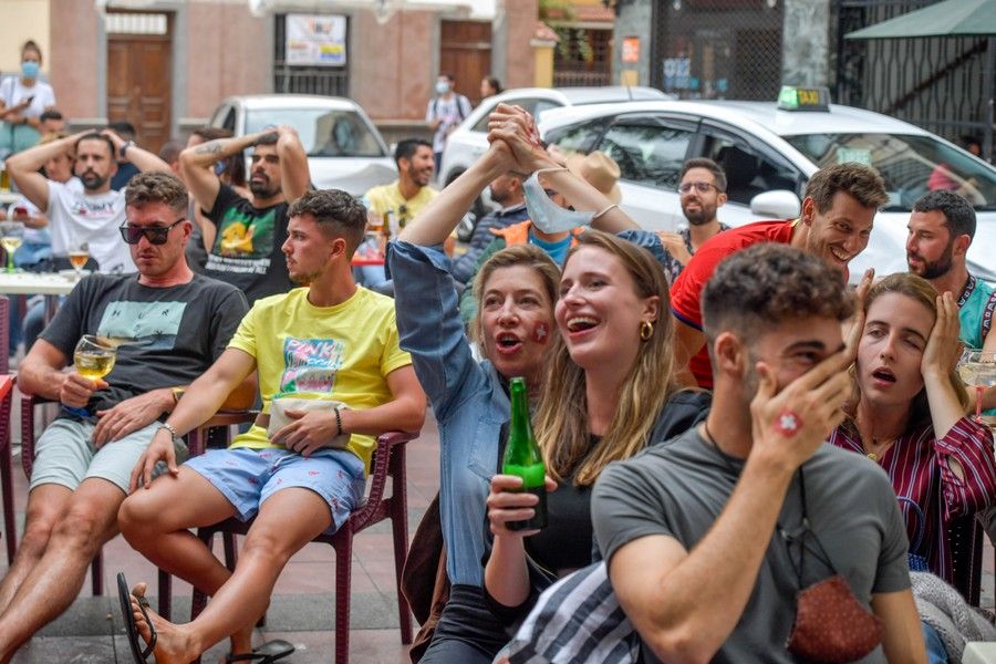 Aficionados ven en la capital grancanaria el partido de España en cuartos de final de la Eurocopa