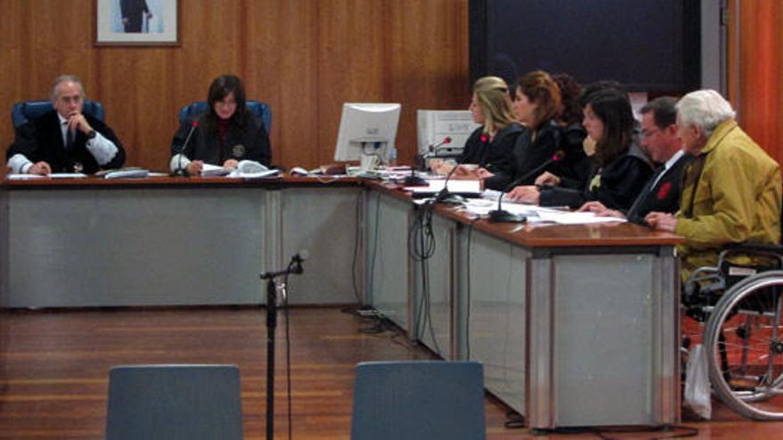 Imagen del juicio con jurado que se inició ayer. El acusado, a la derecha de la imagen.