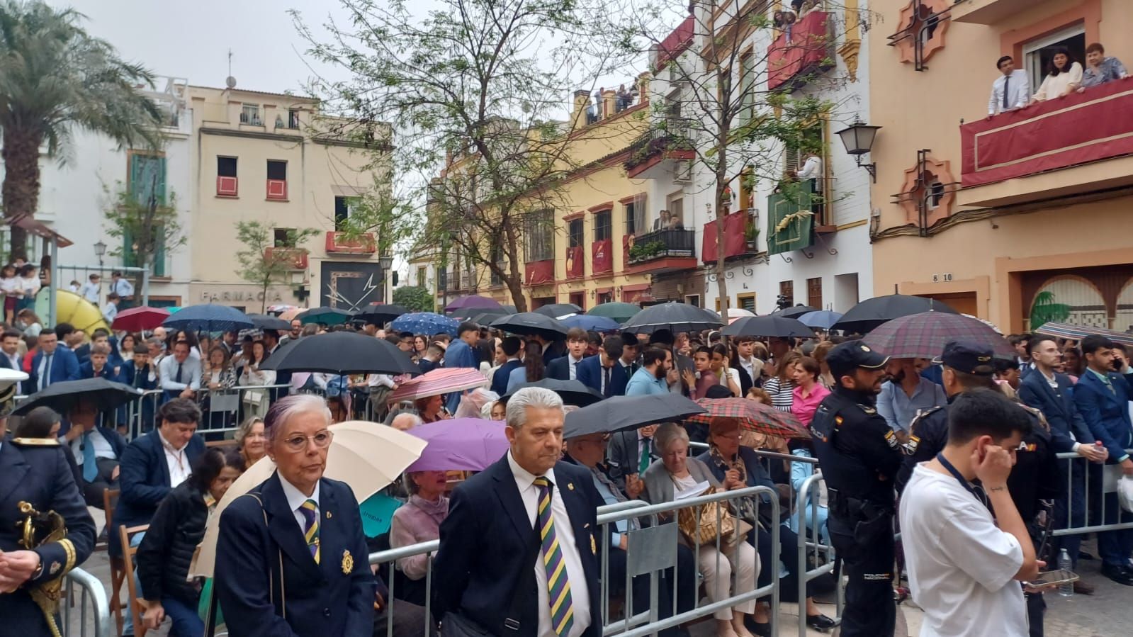 La gente espera con los paraguas abiertos la decisión de La Amargura en la plaza de San Juan de la Palma
