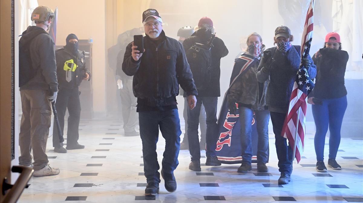 Manifestantes partidarios de Trump entran en el Capitolio, donde la policía ha lanzado gases lacrimógenos para dispersarles.