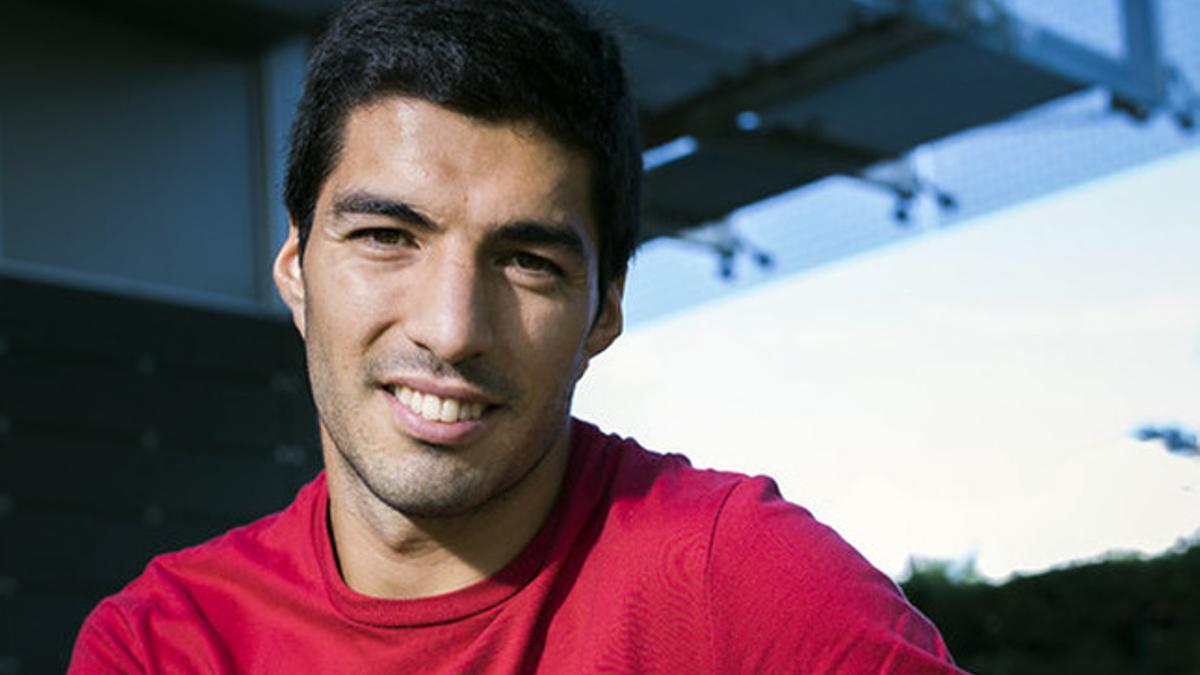 Suárez es el protagonista de la portada de la Revista Barça