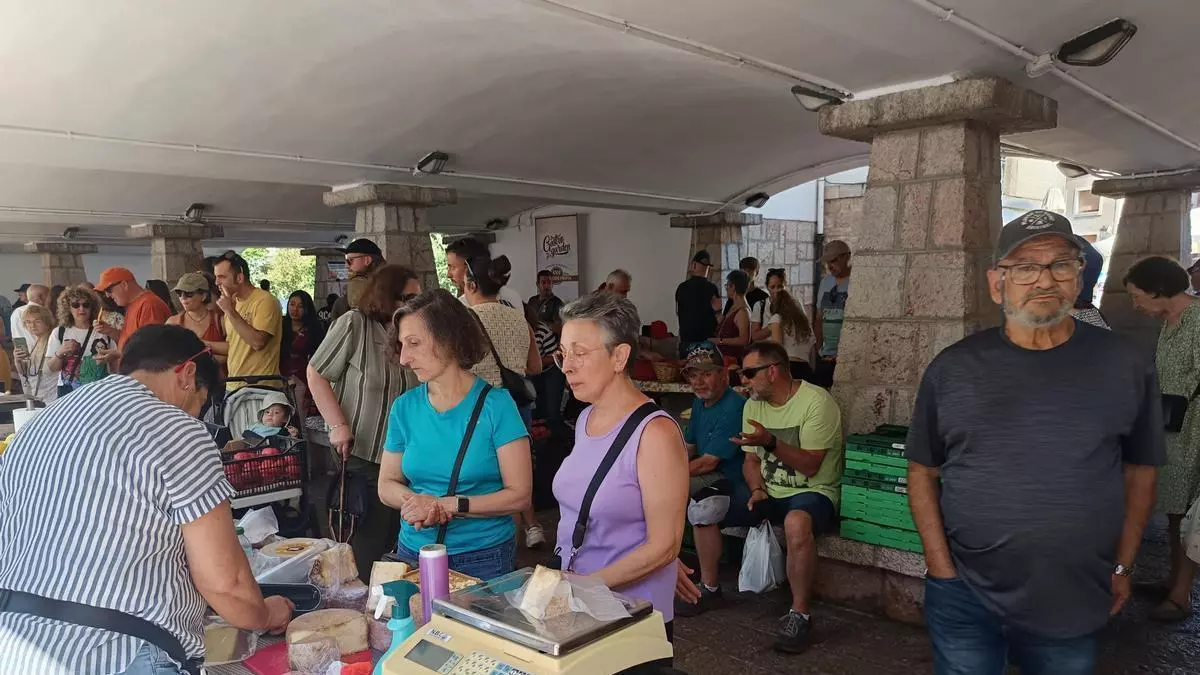 Mucha animación en el mercado dominical de Cangas de Onís