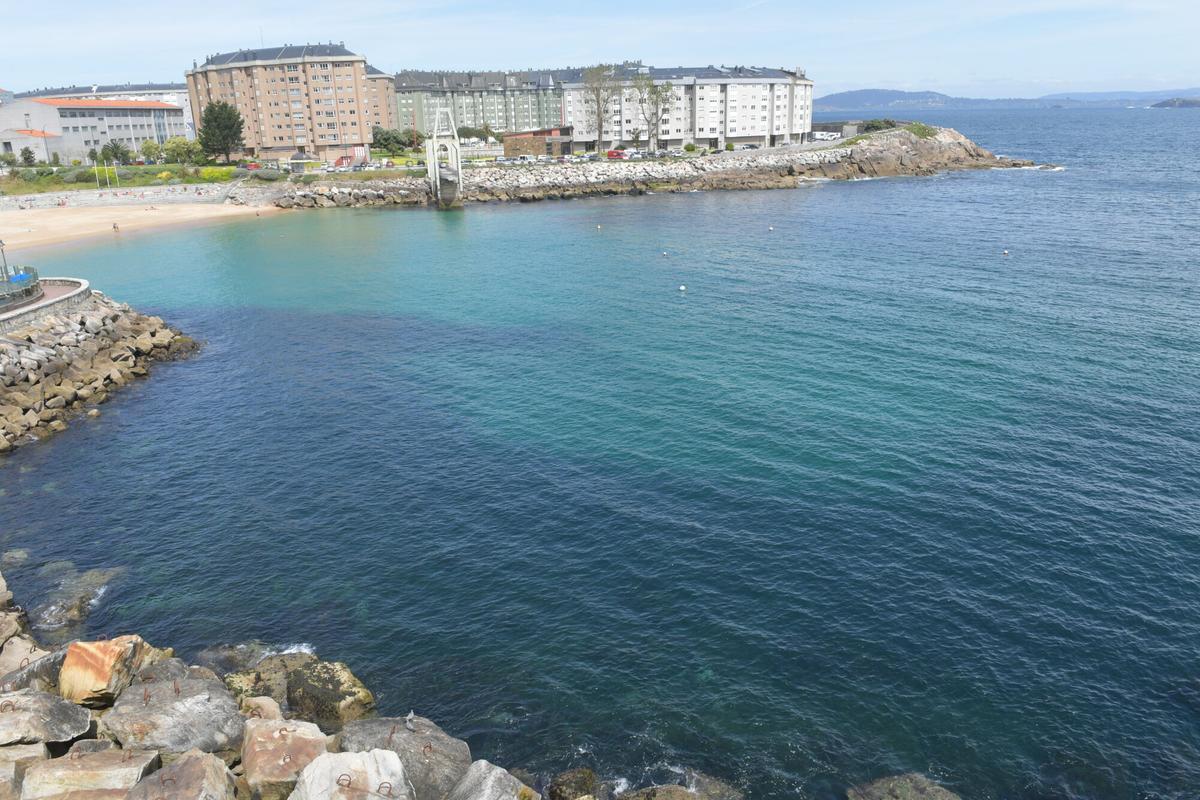 Ensenada de San Amaro, con el polígono de Durmideiras al fondo, desde el paseo marítimo.