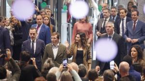 Isabel Díaz Ayuso llega junto a José Luis Martínez Almeida a Fitur.