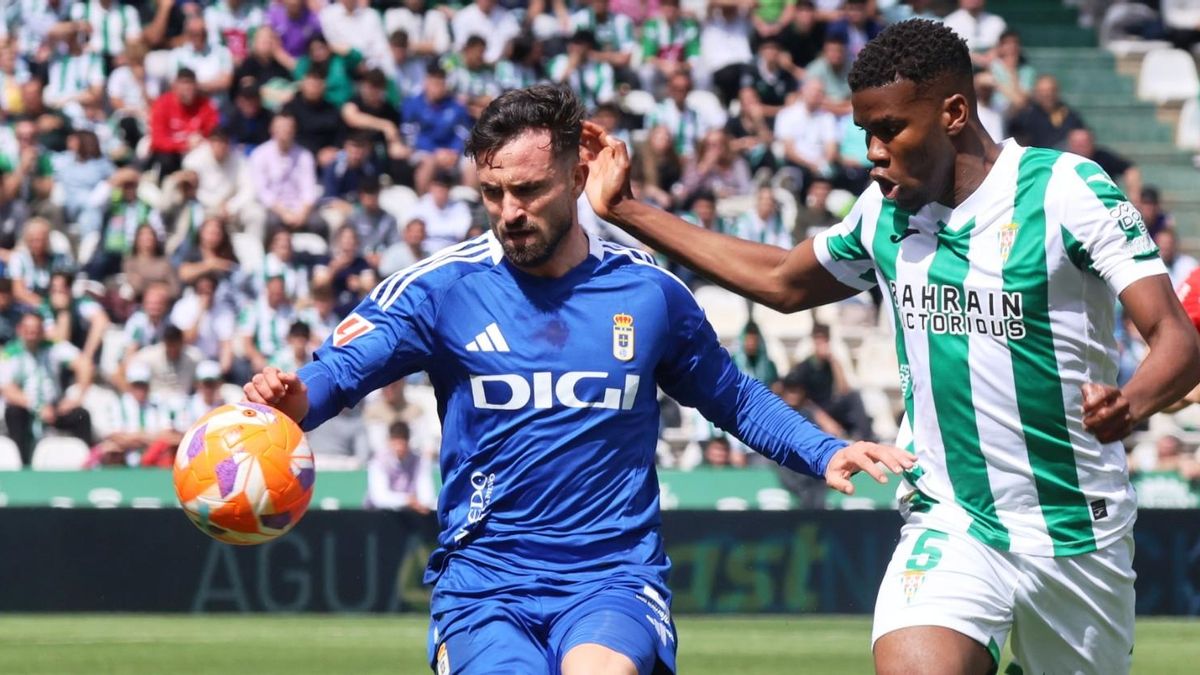 Sebas Moyano controla el balón en un partido ante el Córdoba.