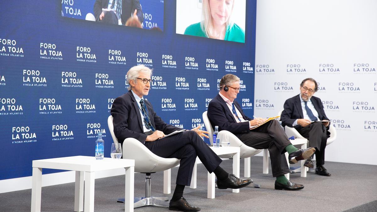 El presidente del Instituto Hermes, Enrique Goñi, a la izquierda.