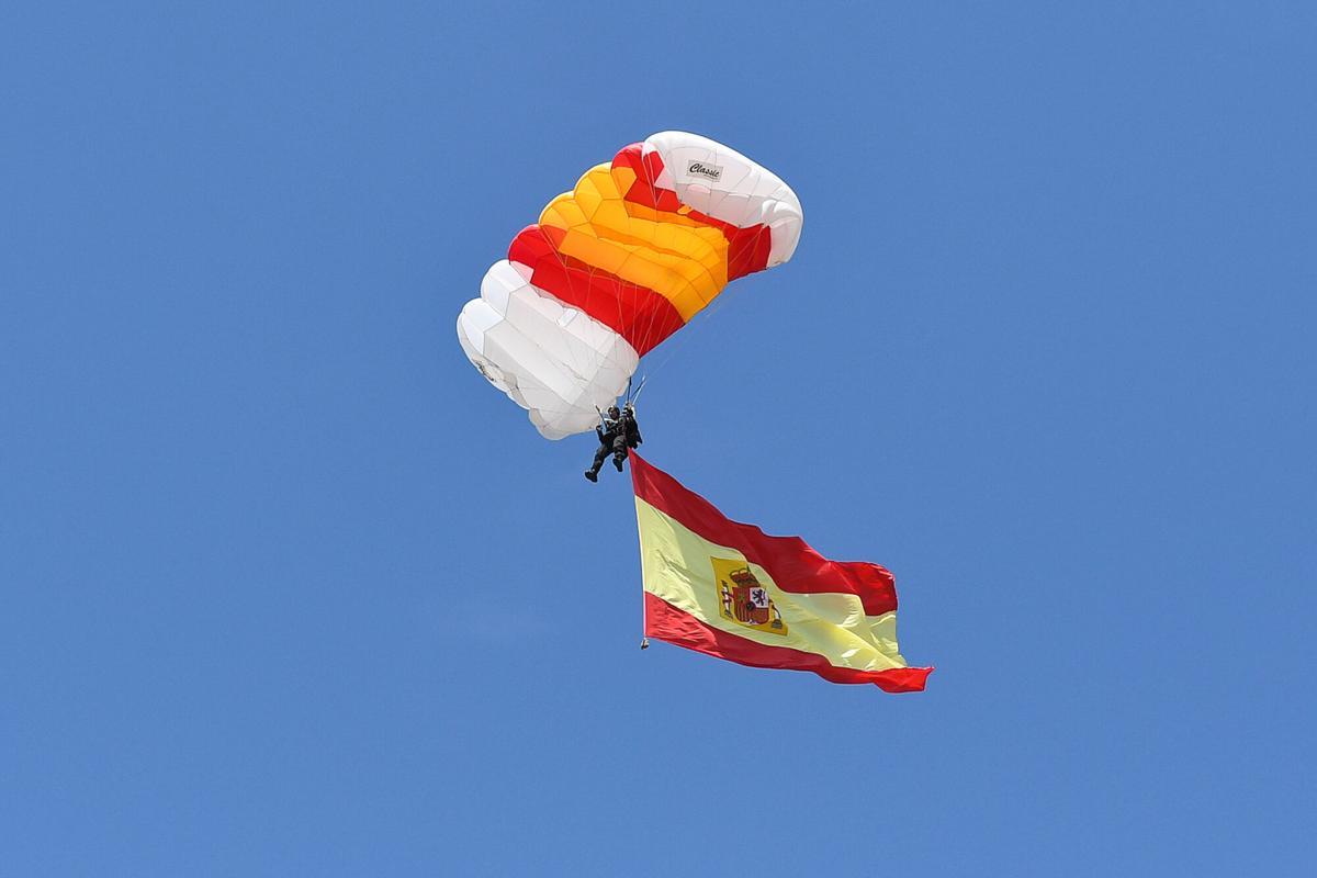 Un paracaidista con la bandera de España sobrevolando la Academia General Militar de Zaragoza