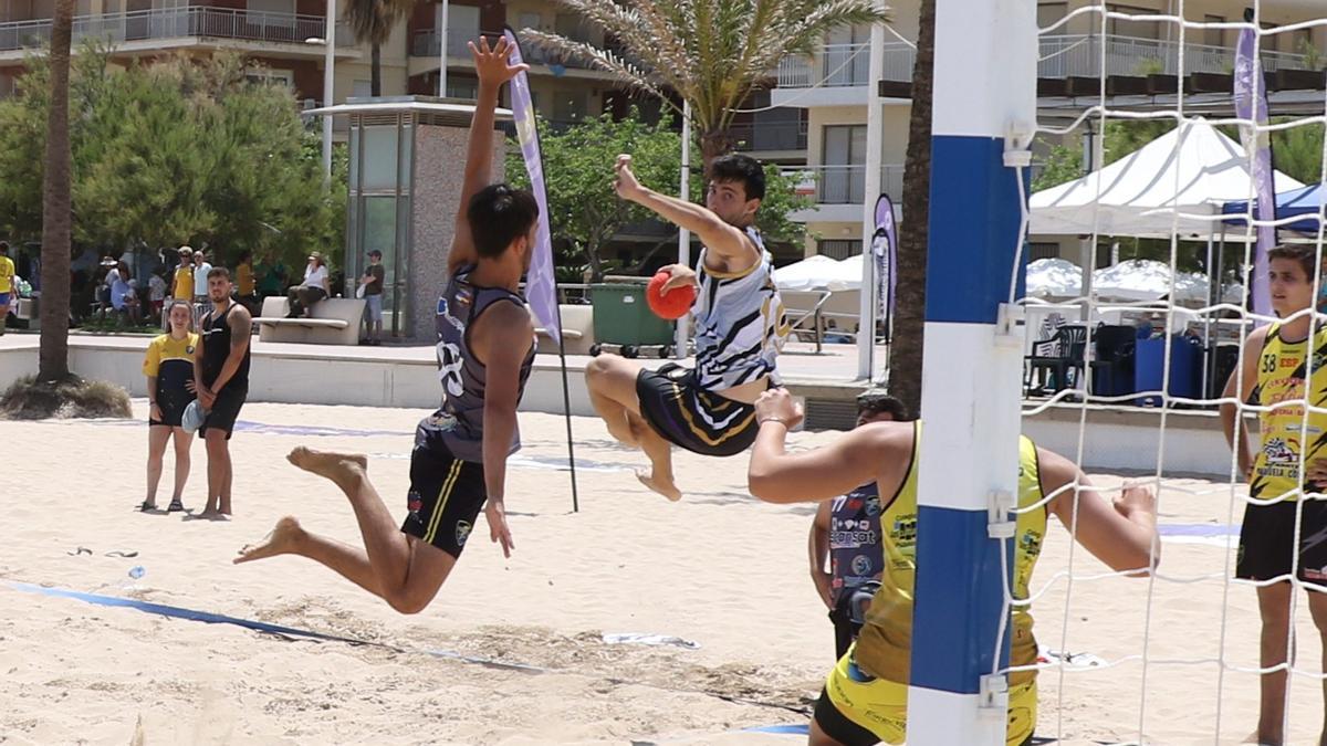 Un partido de balonmano playa