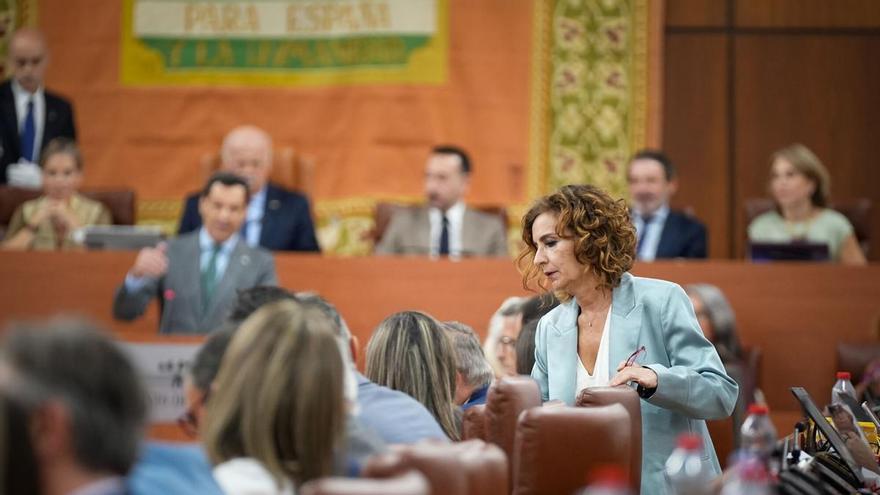 María Jesús Montero y Juanma Moreno protagonizan el debate más bronco de la investidura en Andalucía con el Gobierno de Sánchez y la corrupción en la diana