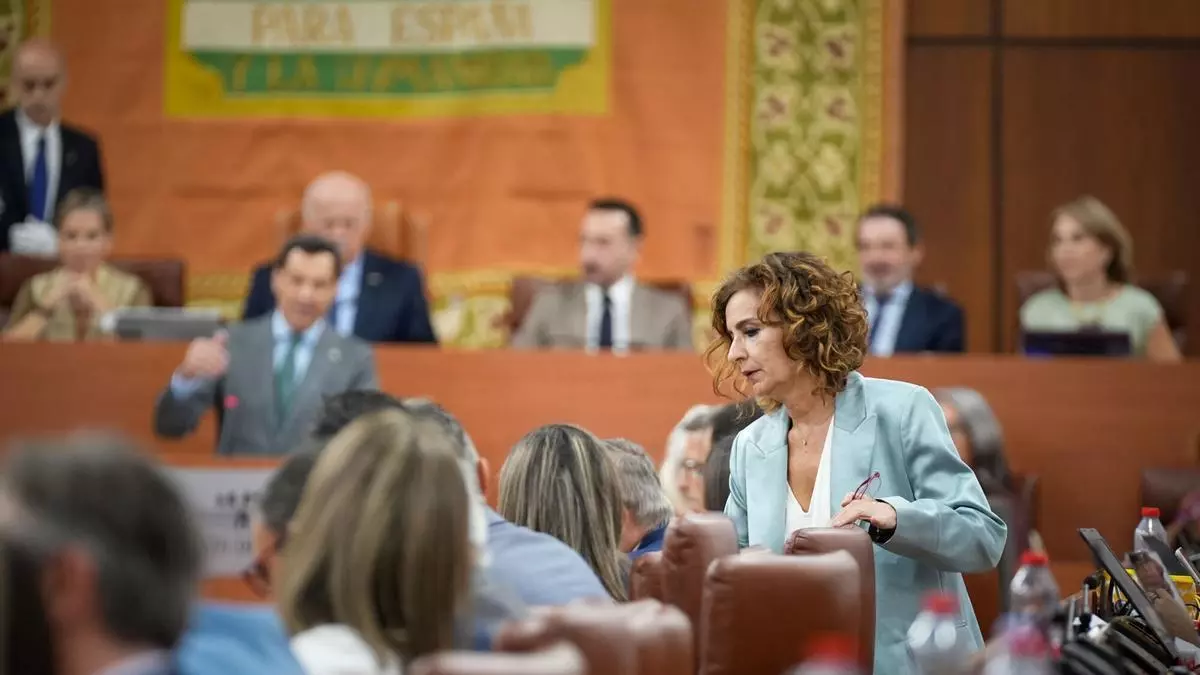 María Jesús Montero y Juanma Moreno protagonizan el debate más bronco de la investidura en Andalucía con el Gobierno de Sánchez y la corrupción en la diana