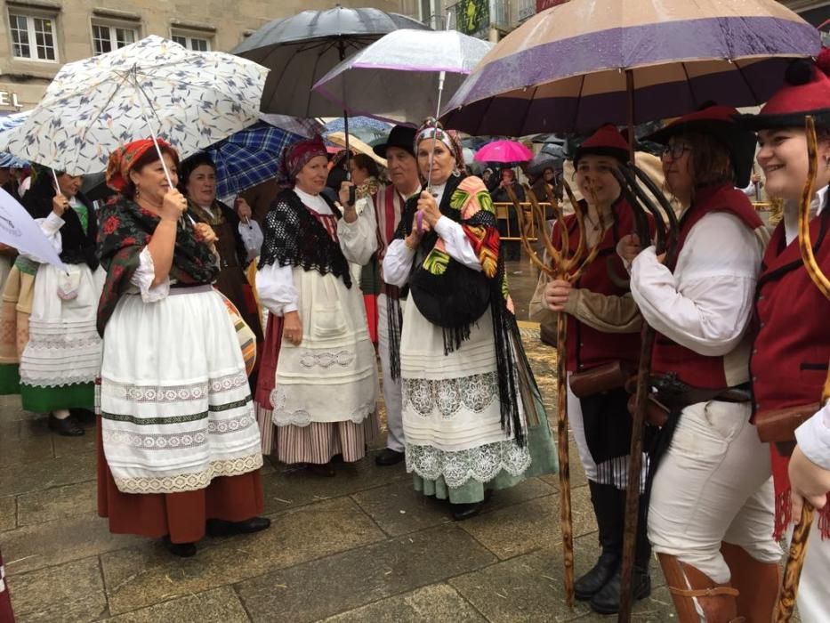 Los actores de la representación de la Reconquista esperan bajo la lluvia.