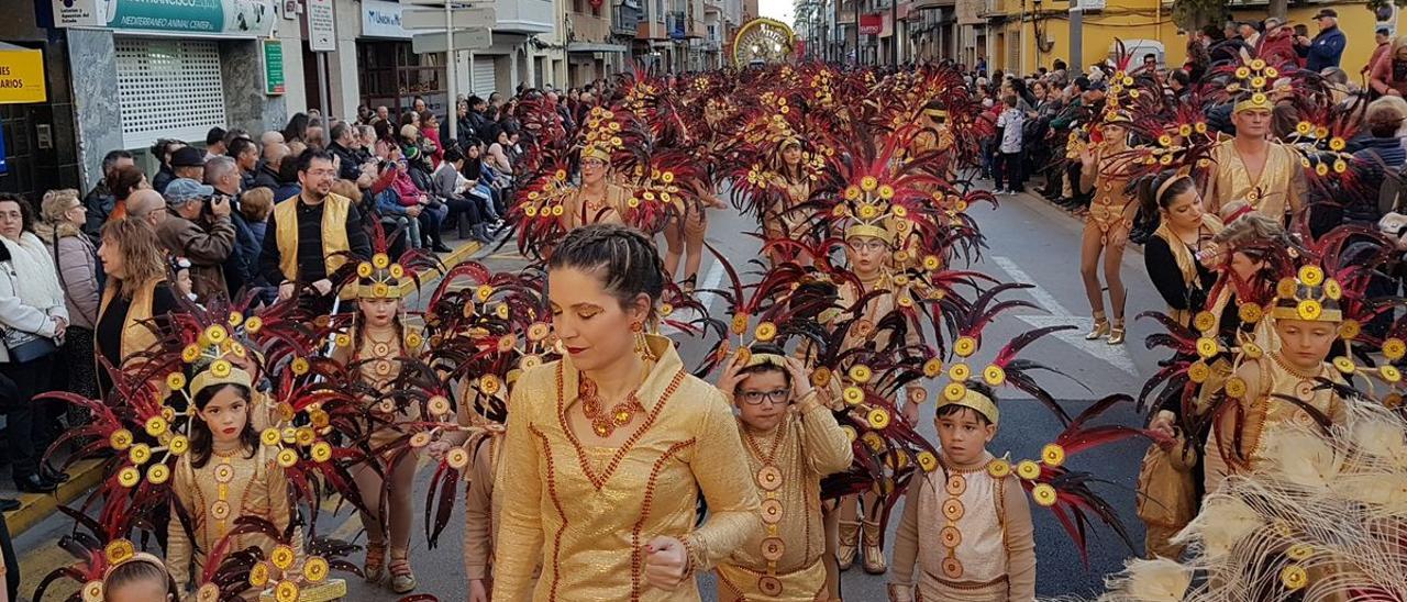 Los desfiles del Carnaval regresarán a las calles de Vinaròs tras el paréntesis por la pandemia del covid, aunque con nuevos recorridos y horarios.