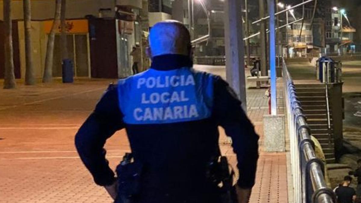 Un agente de la Policía Canaria patrulla por el paseo de la playa de Las Canteras.