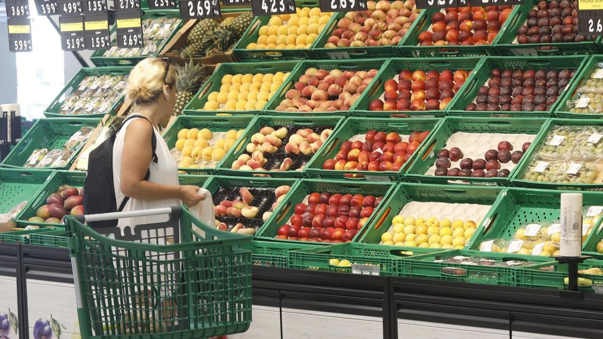 Una compradora a la secció de fruita d’un supermercat a Girona | ANIOL RESCLOSA