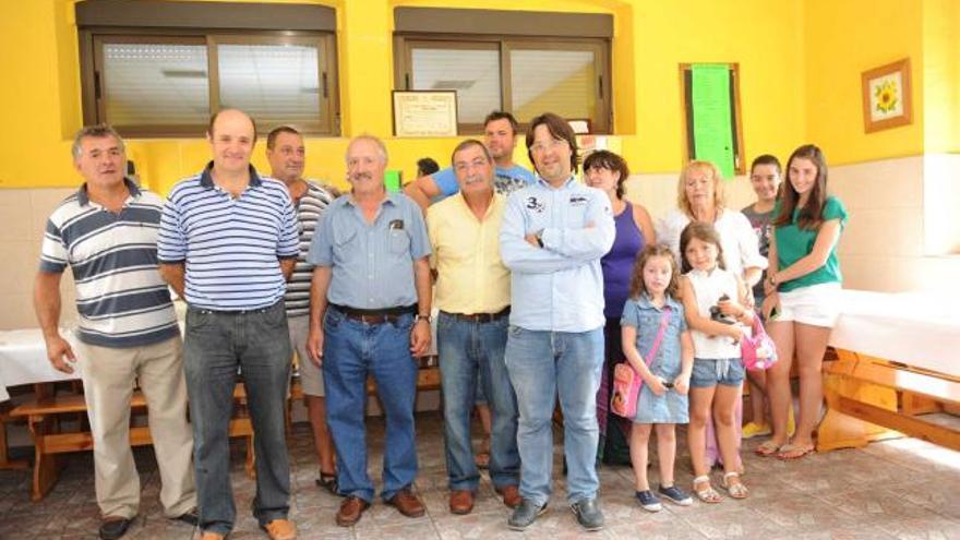 Payo y Hernández, segundo y tercero por la izquierda, homenajeados en Baíña.