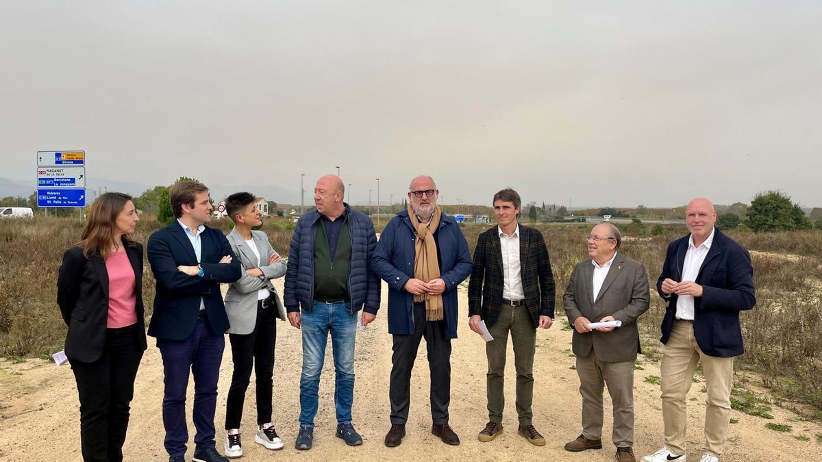 Els representants de Junts durant l’atenció als mitjans aquest divendres al tram sud de la N-2 entre Vidreres, Maçanet de la Selva i Tordera.