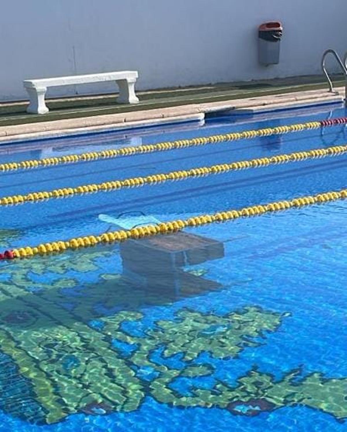 Mobiliario lanzado a la piscina